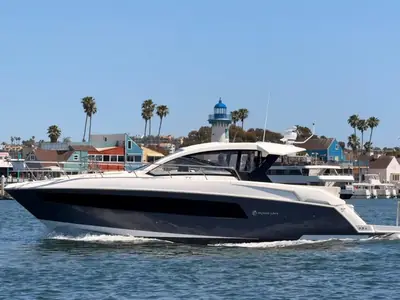 2020 Cruisers 390 Express Coupe