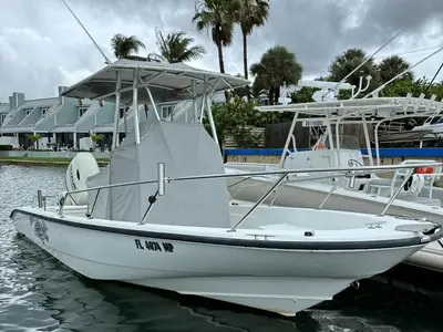 2004 Boston Whaler 220 Dauntless
