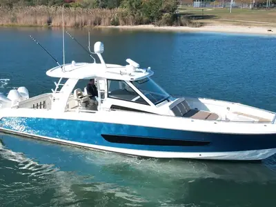 2017 Boston Whaler 420 Outrage