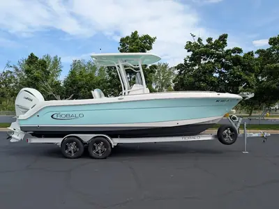 2022 Robalo R242 Explorer