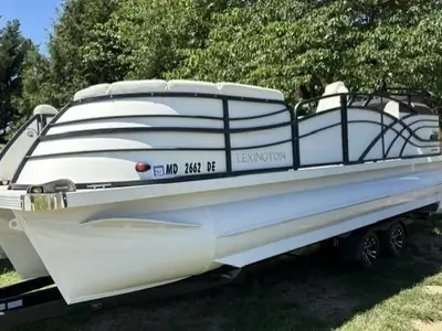 Lexington Pontoon 623