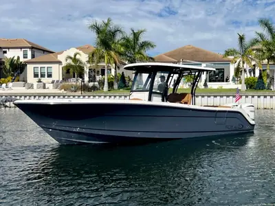 Robalo R302 Center Console