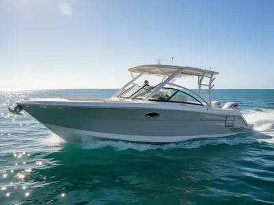 2024 Robalo R317 Dual Console