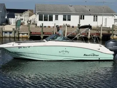 2023 Nautic Star 223 DC