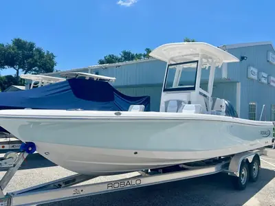 2026 Robalo 246 Cayman