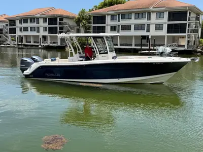 2017 Robalo R302 Center Console
