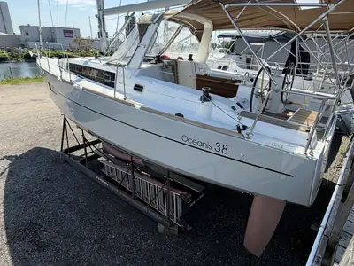 2017 Beneteau Oceanis 38.1