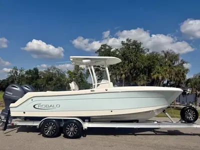 2018 Robalo R242 Center Console