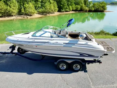 1999 Sea Ray Express Cruiser 215