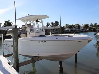 Robalo R242 Center Console