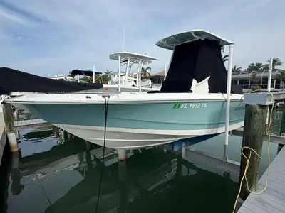 Boston Whaler V-22