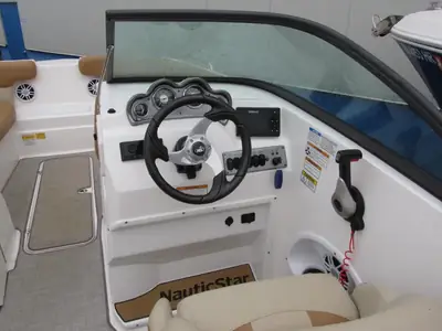 Nautic Star 223 DC DECK