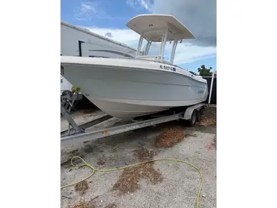 2017 Robalo R222 Explorer