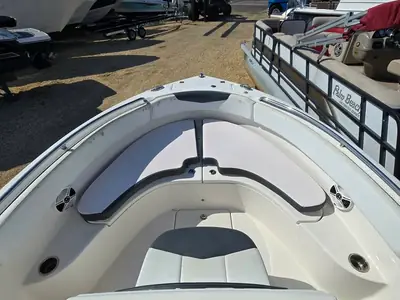 2019 Robalo R222
