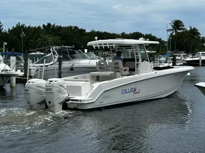2018 Boston Whaler 330 Outrage