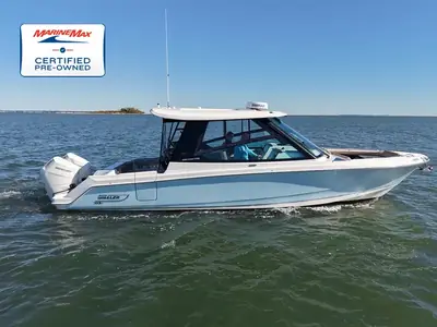 2025 Boston Whaler 330 Vantage