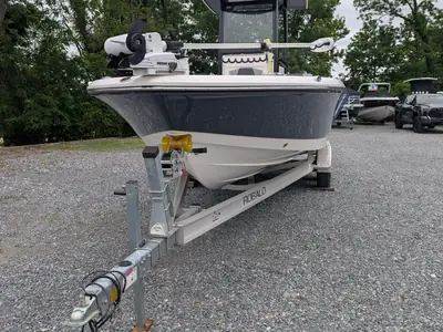 2023 Robalo 246 Cayman