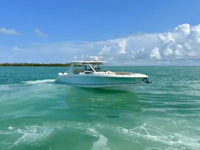 2023 Boston Whaler 350 Realm