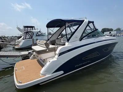 2017 Regal 32 EXPRESS