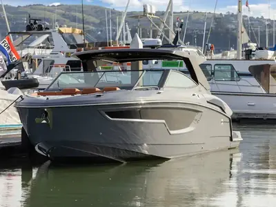 2022 Cruisers 38 GLS I/O