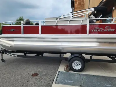 Sun Tracker BASS BUGGY 18 DLX