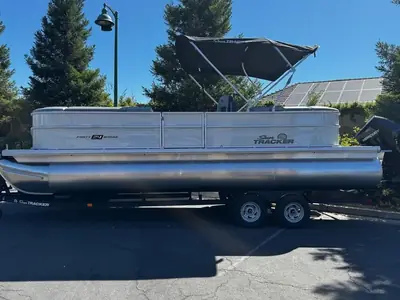 Sun Tracker PARTY BARGE 24 XP3