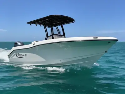 2025 Robalo R200