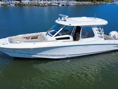 2019 Boston Whaler 350 Realm