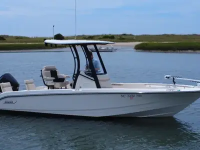 2023 Boston Whaler 220 Dauntless