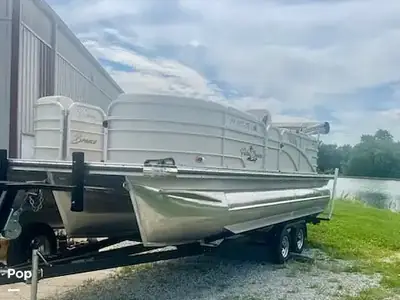 Lexington Pontoon 521