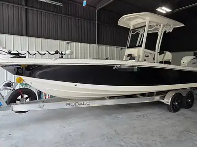 2023 Robalo 246 Cayman