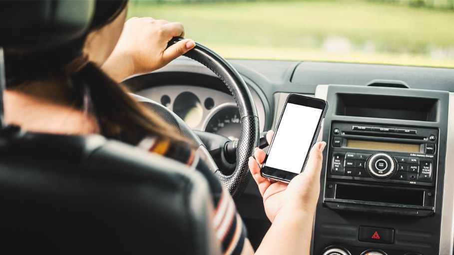 Using Mobile Phone While Driving in UK to become Illegal