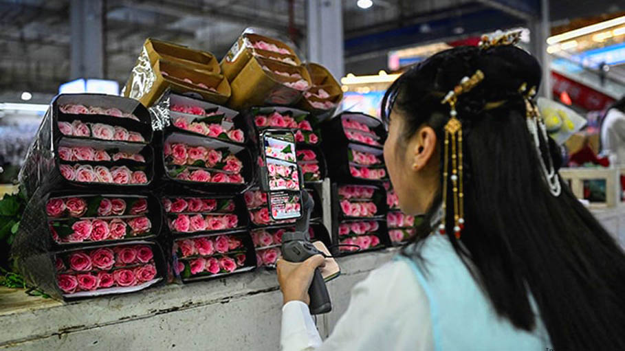 Asia's Biggest Flower Market Makes Stars Out of Social Influencers