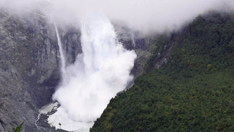 Mountain Glacier Collapses amid High Temperatures: Chile