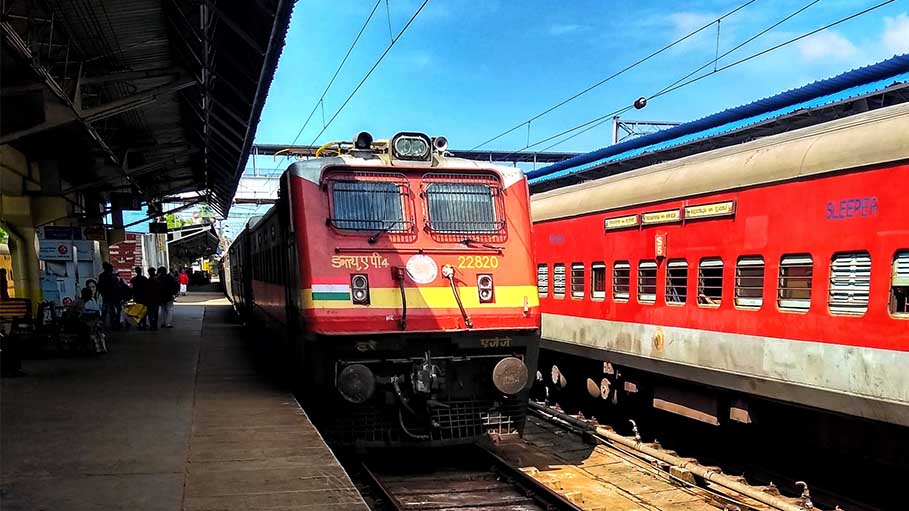 Train Runs over 3 Workers Crossing Track in Punjab