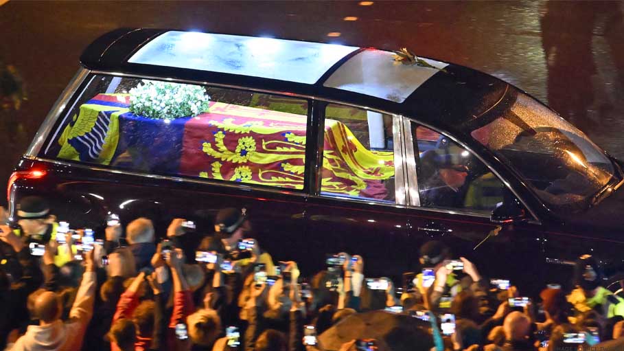 Queen's Coffin Arrives at Buckingham Palace