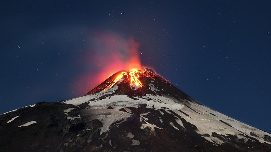 Chile on High Alert as Active Villarrica Volcano Rumbles, Spits Fire