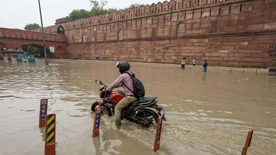 Delhi Evacuates over 25,000 after Yamuna Crosses Danger Mark