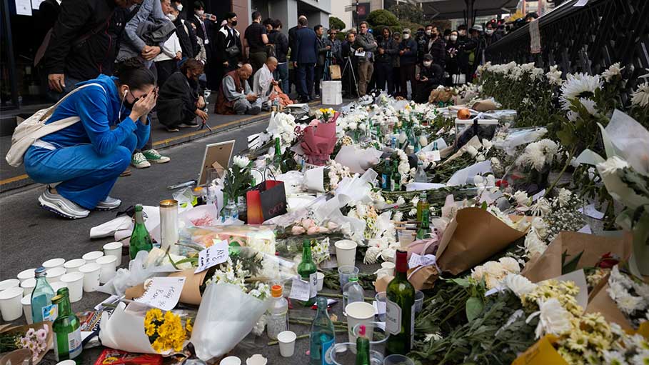 "Mum and Dad Will Come...": Parents Bury Halloween Stampede Victims: Seoul