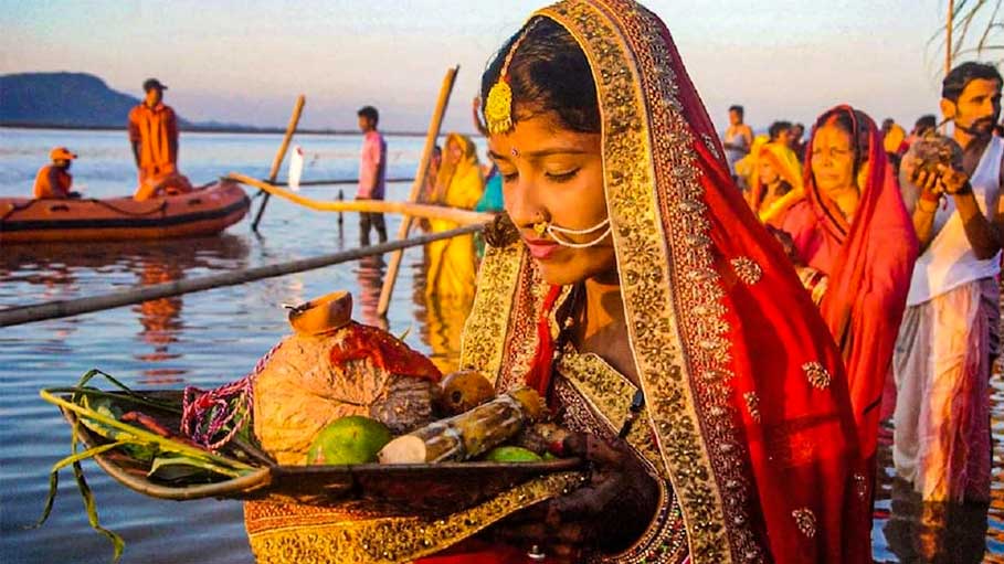 Chhath After 2 Years of Covid Curbs Gathers Thousands at Delhi Ghats