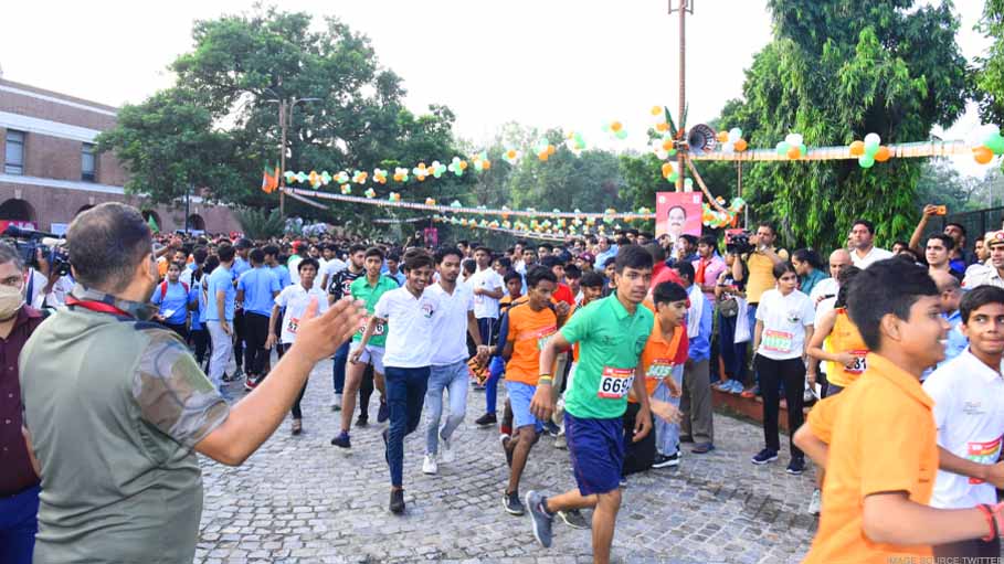 Delhi Slum Children Take Part in PM Modi's Cross Country Race