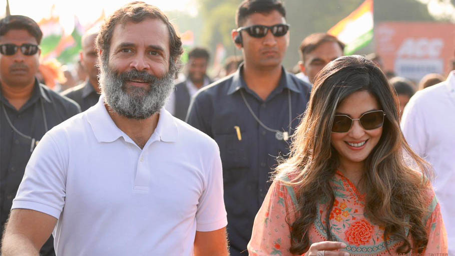 Riya Sen Joins Bharat Jodo Yatra in Maharashtra