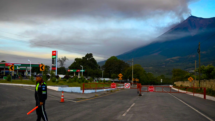 Volcano Erupts in Central America, Forcing Closure of Airport, Highway