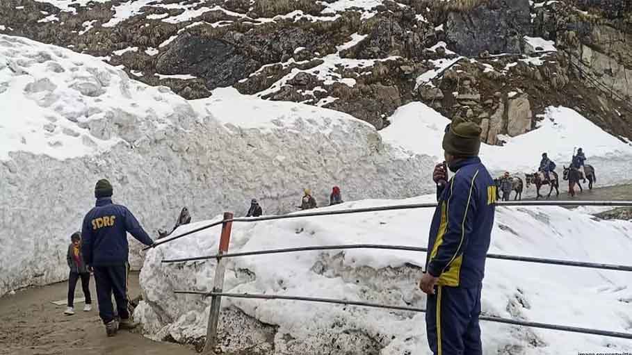 Part of Glacier Breaks Away Blocking Kedarnath Trek Route