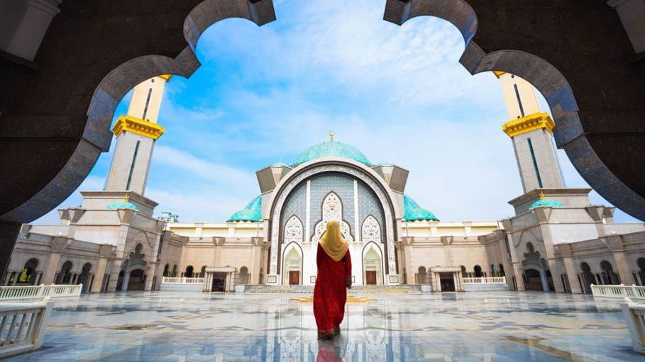 Entry of Women into Mosques for Namaz Permitted