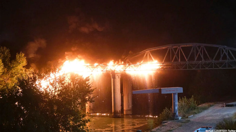 Huge Fire Severely Damages 19th Century 'Iron Bridge' in Rome
