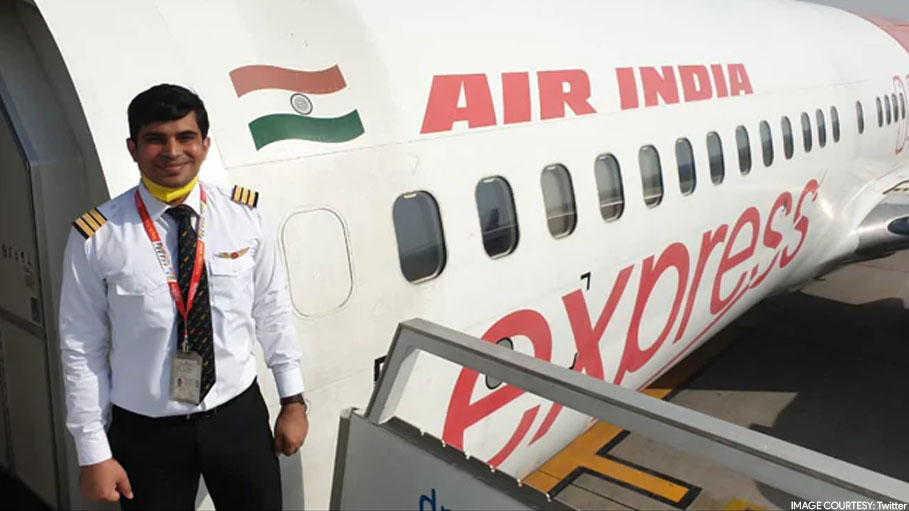 Kerala Plane Crash: Body of Co-Pilot Akhilesh Kumar Reaches Delhi, Airline Staff Pay Tribute