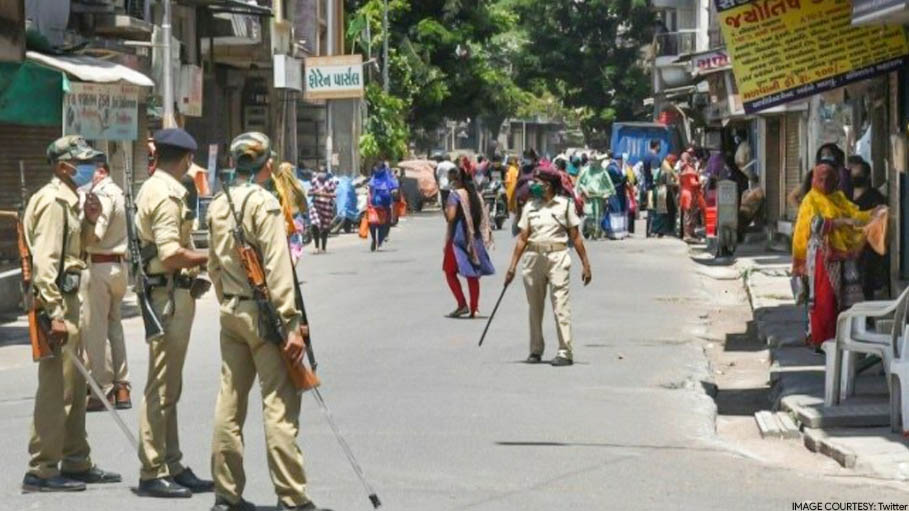 Surat Policeman Injured after Locals Throw Stones at Him for Enforcing COVID-19 Lockdown