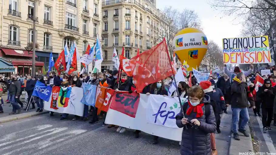 France Teachers' Union in Call for "Massive" Strike over Covid Protocols
