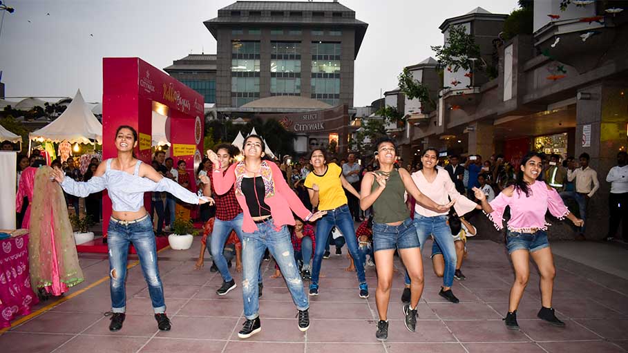 Delhi Girls Took to Street Dance in Support of the Abandoned Elderly